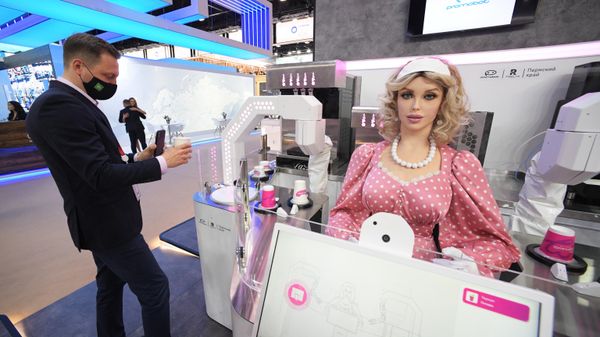 Robot 'Dunyasha' displayed at the Saint Petersburg International Economic Forum (SPIEF), on 15 June 2022. - Sputnik International