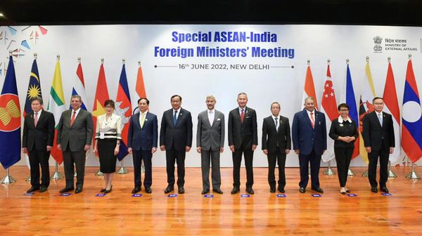In this photo provided by Indian Foreign Minister S. Jaishankar's Twitter handle, Jaishankar, center, stands with Southeast Asian foreign ministers at the start of a meeting in New Delhi, India, Thursday, June 16, 2022 - Sputnik International