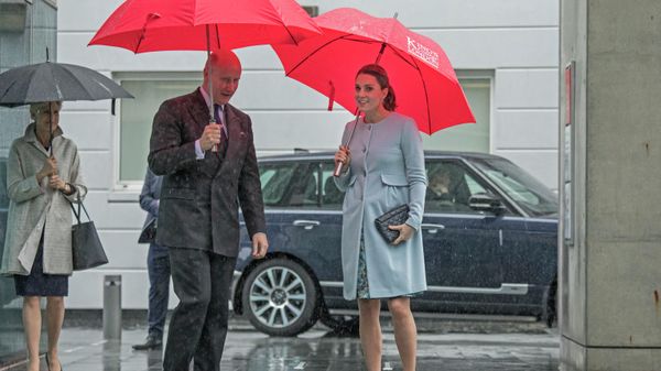 Britain's Princess Kate The Duchess of Cambridge is met in the rain by King's College Chairman Sir Christopher Geidt Britain's Princess Kate The Duchess of Cambridge is met in the rain by King's College Chairman Sir Christopher Geidt - Sputnik International