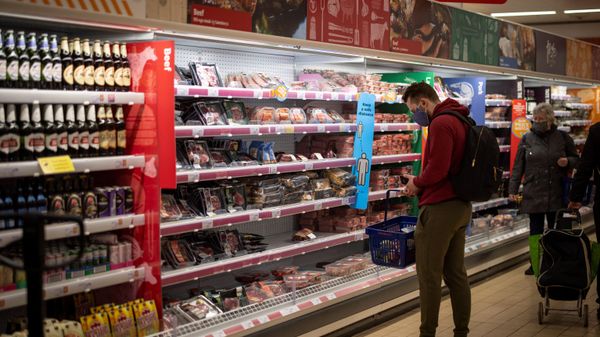 A customer shops for meat at a Sainsbury's supermarket in Walthamstow, east London on February 13, 2022 - Sputnik International