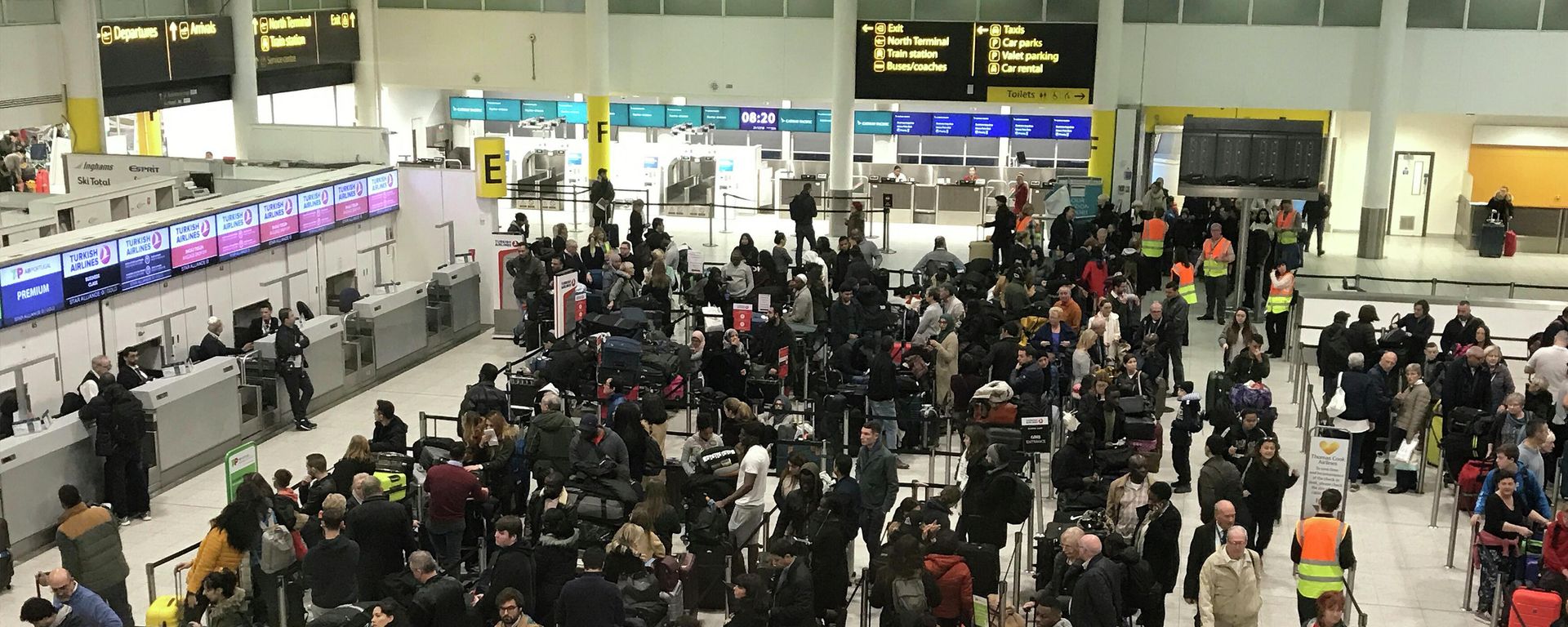 Passengers wait to check in at Gatwick Airport in England (File) - Sputnik International, 1920, 17.06.2022