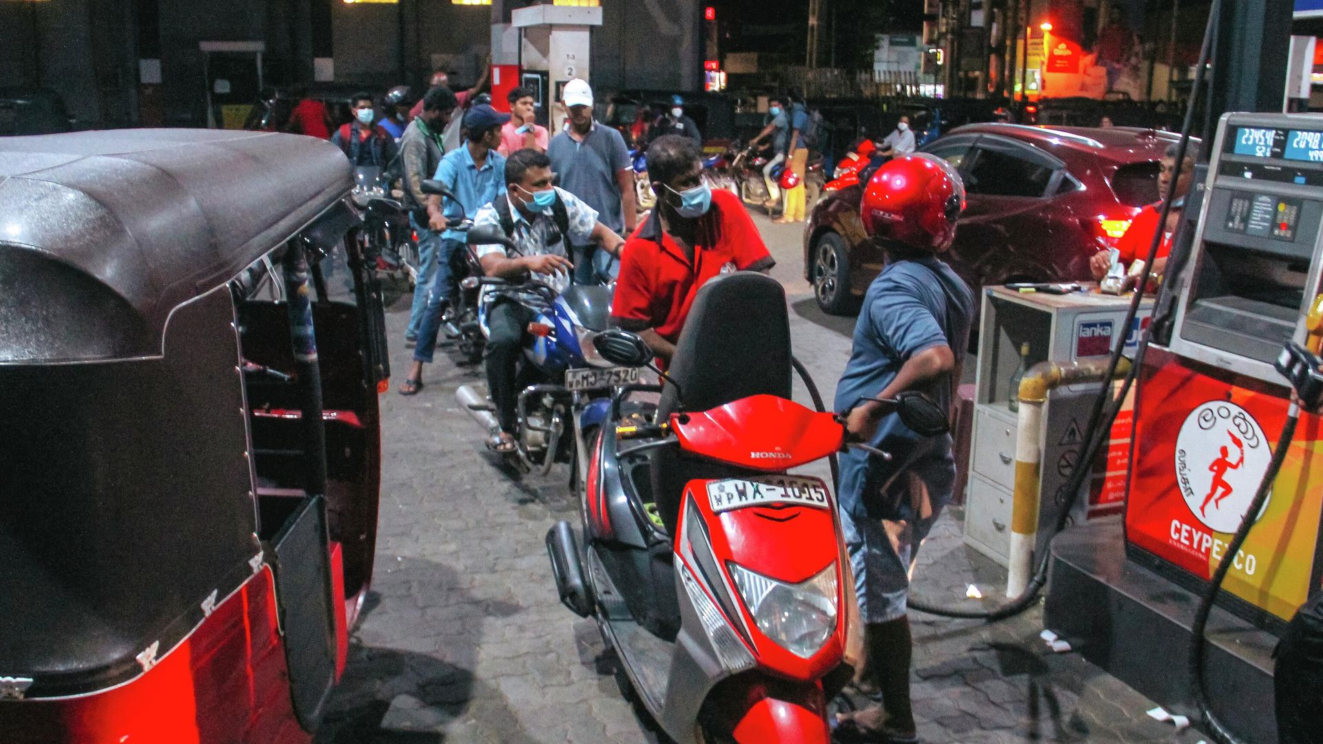 Motorists queue to buy fuel at the Ceylon Petroleum Corporation fuel station in Colombo on June 13, 2022 Motorists queue to buy fuel at the Ceylon Petroleum Corporation fuel station in Colombo on June 13, 2022 - Sputnik International, 1920, 17.06.2022