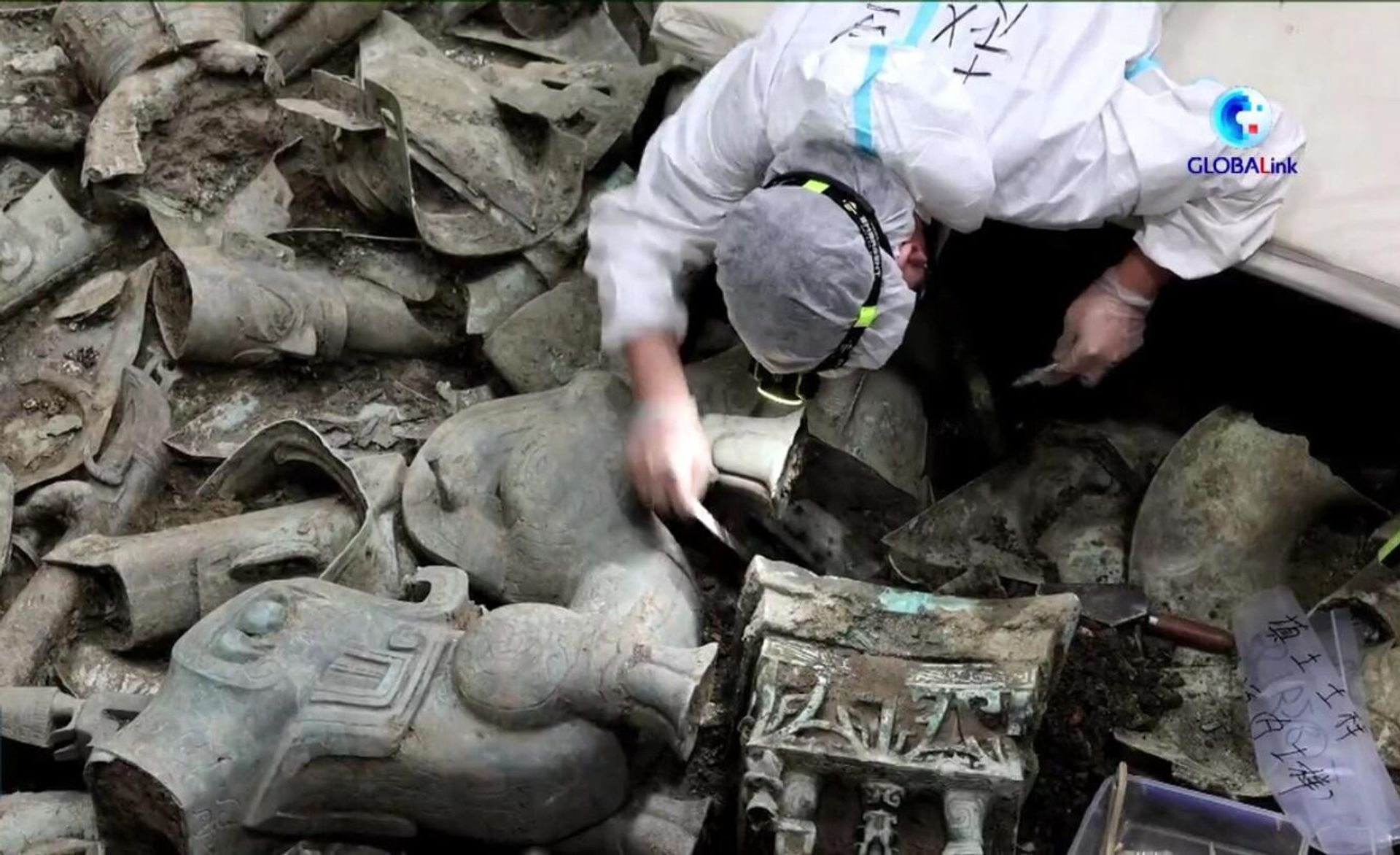 A newly unearthed bronze sculpture at the famed Sanxingdui Ruins site was successfully matched with another bronzeware part after being set apart about 3,000 years ago, the archaeological team confirmed Thursday A newly unearthed bronze sculpture at the famed Sanxingdui Ruins site was successfully matched with another bronzeware part after being set apart about 3,000 years ago, the archaeological team confirmed Thursday - Sputnik International, 1920, 17.06.2022