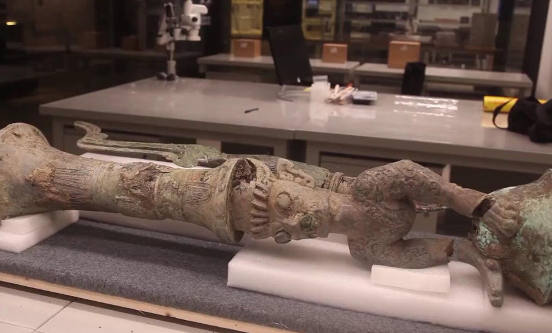 A newly unearthed bronze sculpture at the famed Sanxingdui Ruins site was successfully matched with another bronzeware part after being set apart about 3,000 years ago, the archaeological team confirmed Thursday A newly unearthed bronze sculpture at the famed Sanxingdui Ruins site was successfully matched with another bronzeware part after being set apart about 3,000 years ago, the archaeological team confirmed Thursday - Sputnik International, 1920, 17.06.2022