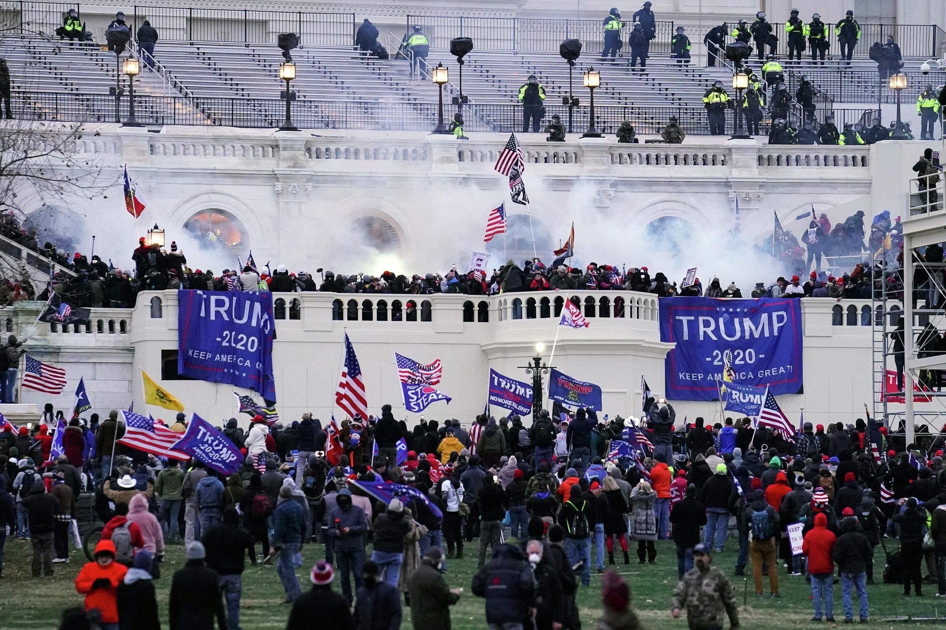 Protesters, loyal to President Donald Trump, storm the Capitol in Washington on Jan. 6, 2021. Protesters, loyal to President Donald Trump, storm the Capitol in Washington on Jan. 6, 2021. - Sputnik International, 1920, 01.09.2022