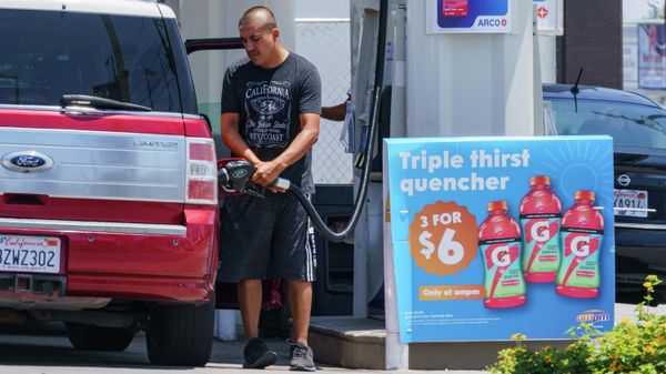  A motorist pumps gasoline at an ARCO gas station in Los Angeles, Sunday, June 12, 2022 - Sputnik International