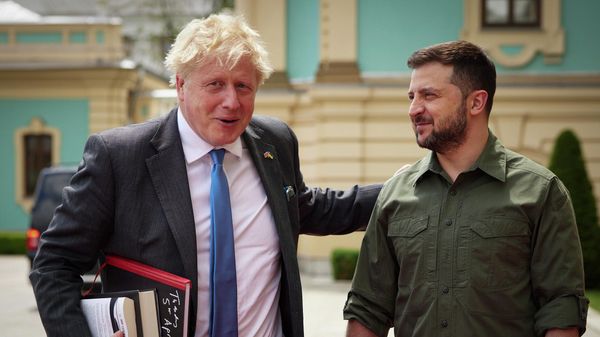 In this image provided by the Ukrainian Presidential Press Office, Ukrainian President Volodymyr Zelenskyy, right, and Britain's Prime Minister Boris Johnson, ahead of their meeting in Kyiv, Ukraine, Friday, June 17, 2022. (Ukrainian Presidential Press Office via AP) - Sputnik International