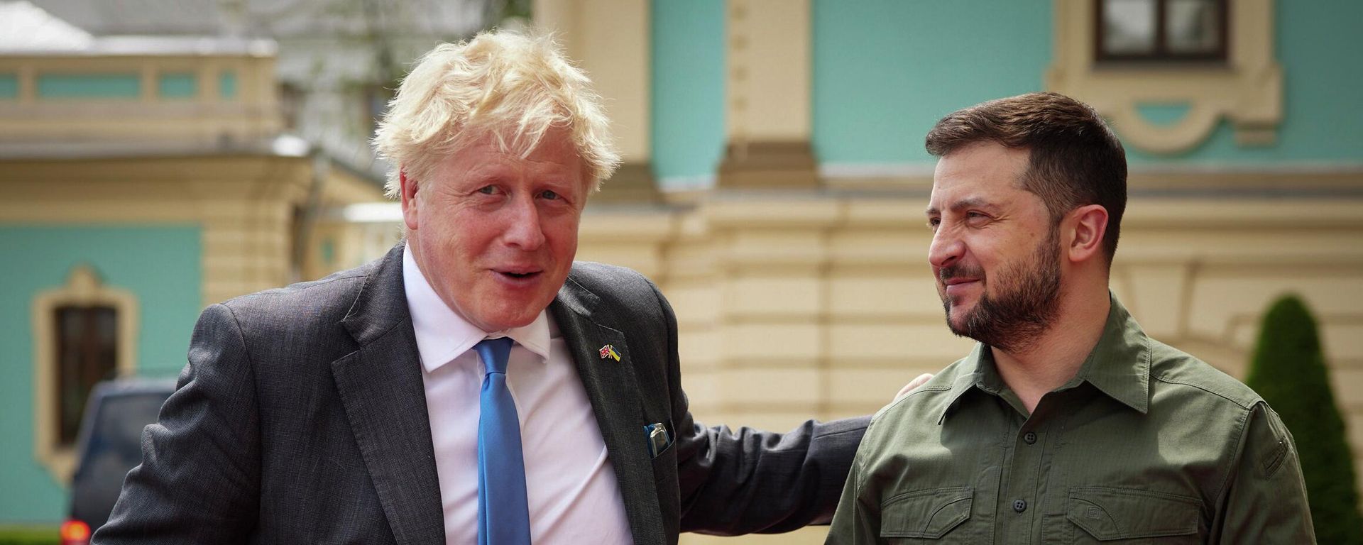 In this image provided by the Ukrainian Presidential Press Office, Ukrainian President Volodymyr Zelenskyy, right, and Britain's Prime Minister Boris Johnson, ahead of their meeting in Kyiv, Ukraine, Friday, June 17, 2022. (Ukrainian Presidential Press Office via AP) In this image provided by the Ukrainian Presidential Press Office, Ukrainian President Volodymyr Zelenskyy, right, and Britain's Prime Minister Boris Johnson, ahead of their meeting in Kyiv, Ukraine, Friday, June 17, 2022. (Ukrainian Presidential Press Office via AP) - Sputnik International, 1920, 25.08.2022