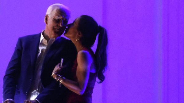 WASHINGTON, DC - JULY 04: Ashley Biden (R), daughter of U.S. President Joe Biden (L), kisses her father as they watch the fireworks display during a Fourth of July BBQ event to celebrate Independence Day at the White House July 4, 2021 in Washington, DC. President Biden and first lady Jill Biden hosted about 1,000 guests, including COVID response essential workers and military families, to celebrate the nation’s 245th birthday.    - Sputnik International
