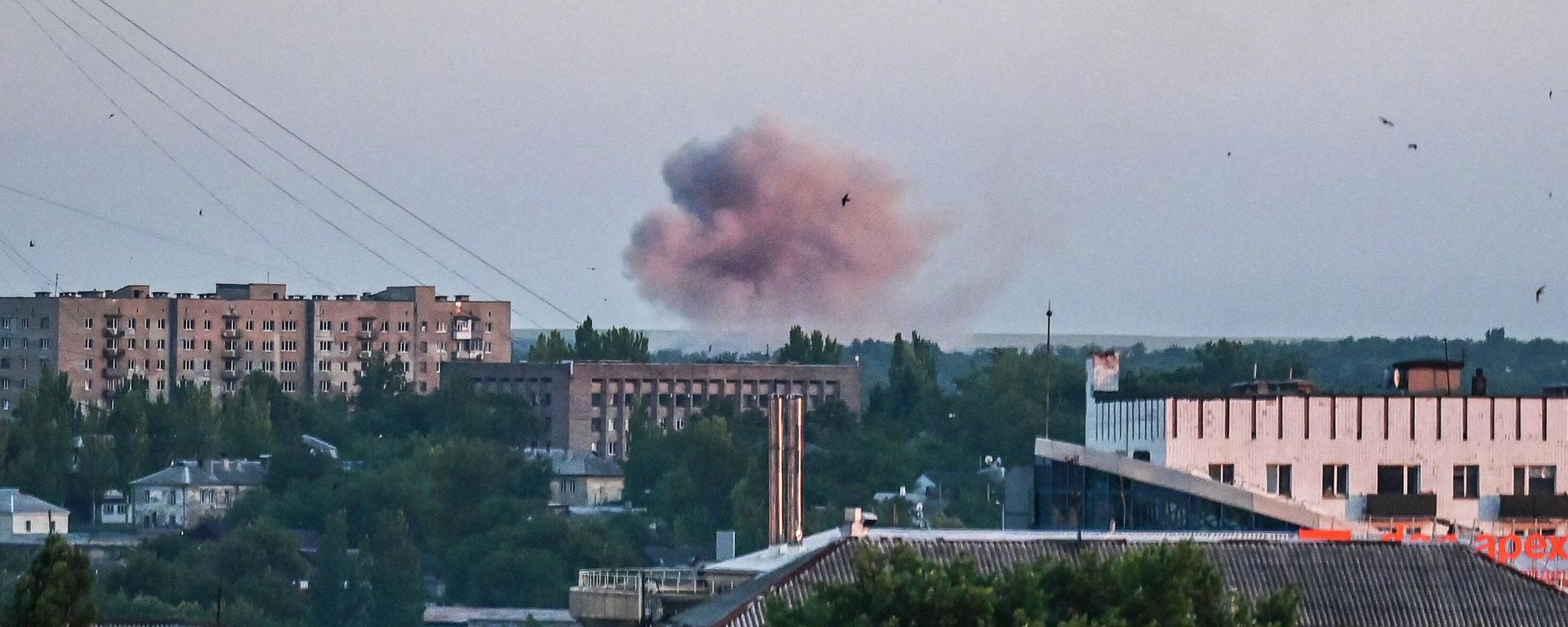 Smoke rises after shelling in Donetsk, amid the ongoing Russian special military operation in Ukraine, on 13 June, 2022. Smoke rises after shelling in Donetsk, amid the ongoing Russian special military operation in Ukraine, on 13 June, 2022. - Sputnik International, 1920, 10.07.2022