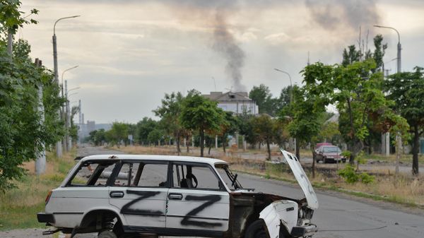 Smoke rises above the territory of the Azot chemical plant in Severodonetsk, 18 June 2022 - Sputnik International