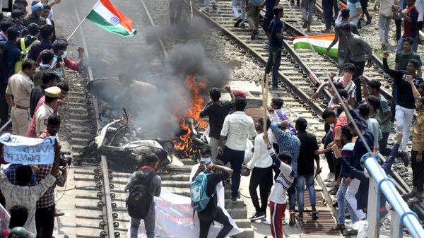 Protestors set vehicles on fire during a demonstration against the government's new 'Agnipath' recruitment scheme for the army, navy, and air forces at a railway station in Secunderabad on June 17, 2022. - Sputnik International
