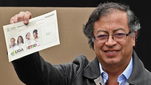 Colombian left-wing presidential candidate Gustavo Petro shows his ballot as he votes during the presidential runoff election in Bogota, on June 19, 2022 - Sputnik International