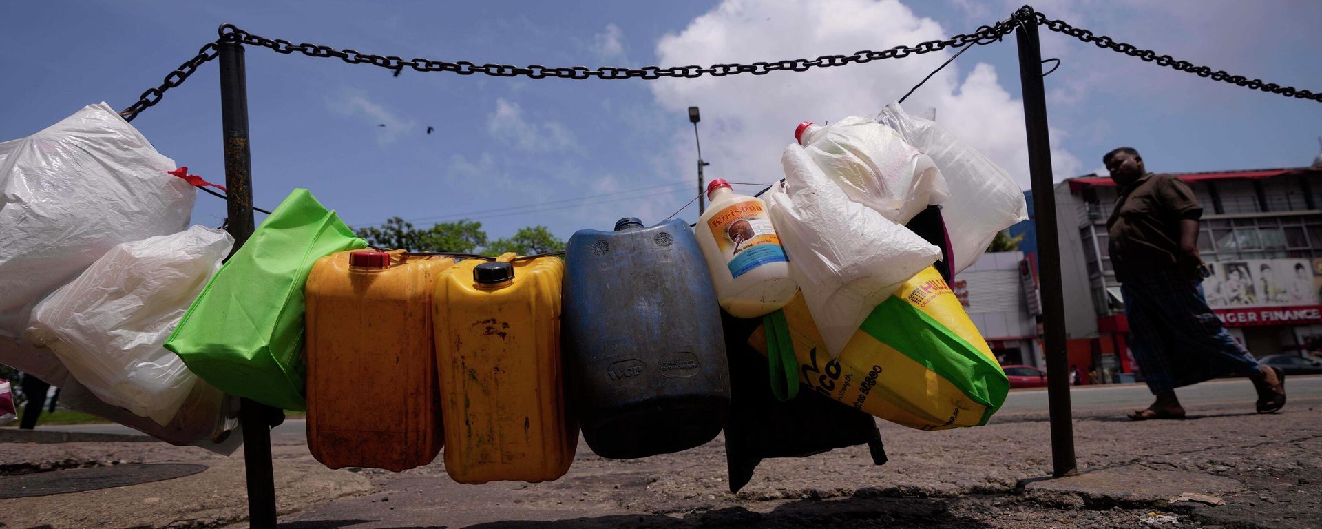 Empty vessels are tied up in a line to secure positions of a queue for buying kerosine oil outside a fuel station in Colombo, Sri Lanka, Sunday, June 5, 2022. - Sputnik International, 1920, 28.06.2022