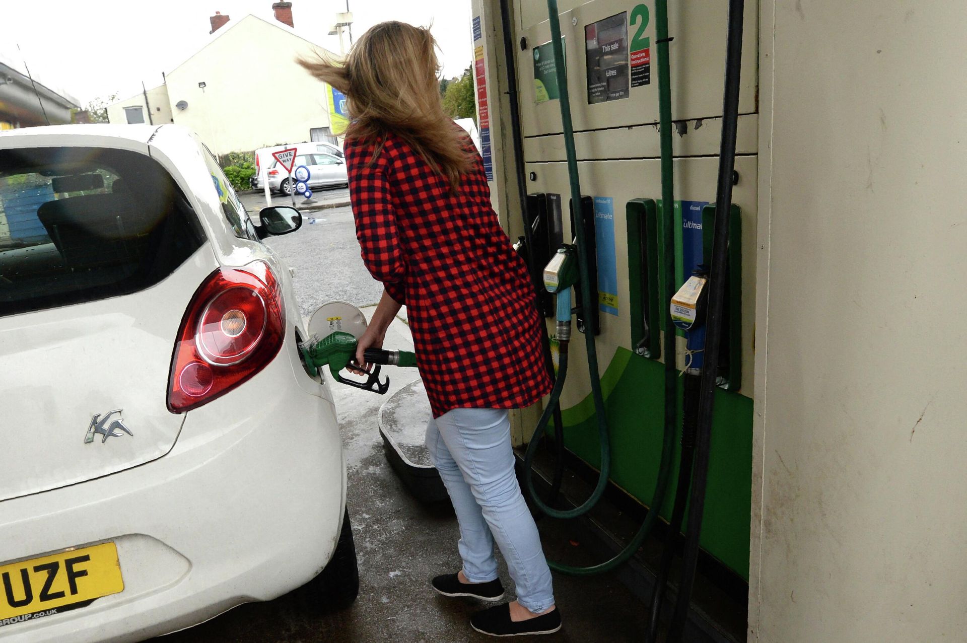 A woman refuels a car with petrol at a petrol station in Manchester, north-west England (File) - Sputnik International, 1920, 01.07.2022