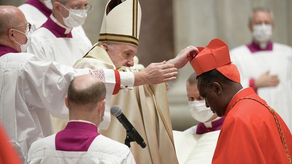 This photo taken by The Vatican Media shows Rwandan Archbishop Antoine Kambanda of Kigali (R) receiving his biretta hat as he is created Cardinal by Pope Francis ()C during a consistory to create 13 new cardinals, on November 28, 2020 at St. Peter's Basilica in The Vatican.  - Sputnik International