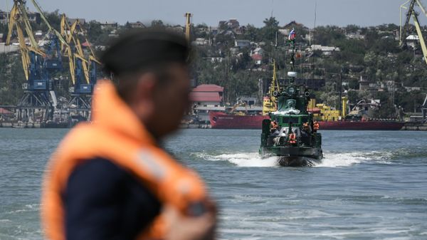 A Russian military boat sails during a patrol of the Mariupol sea port area, in Donetsk People's Republic - Sputnik International