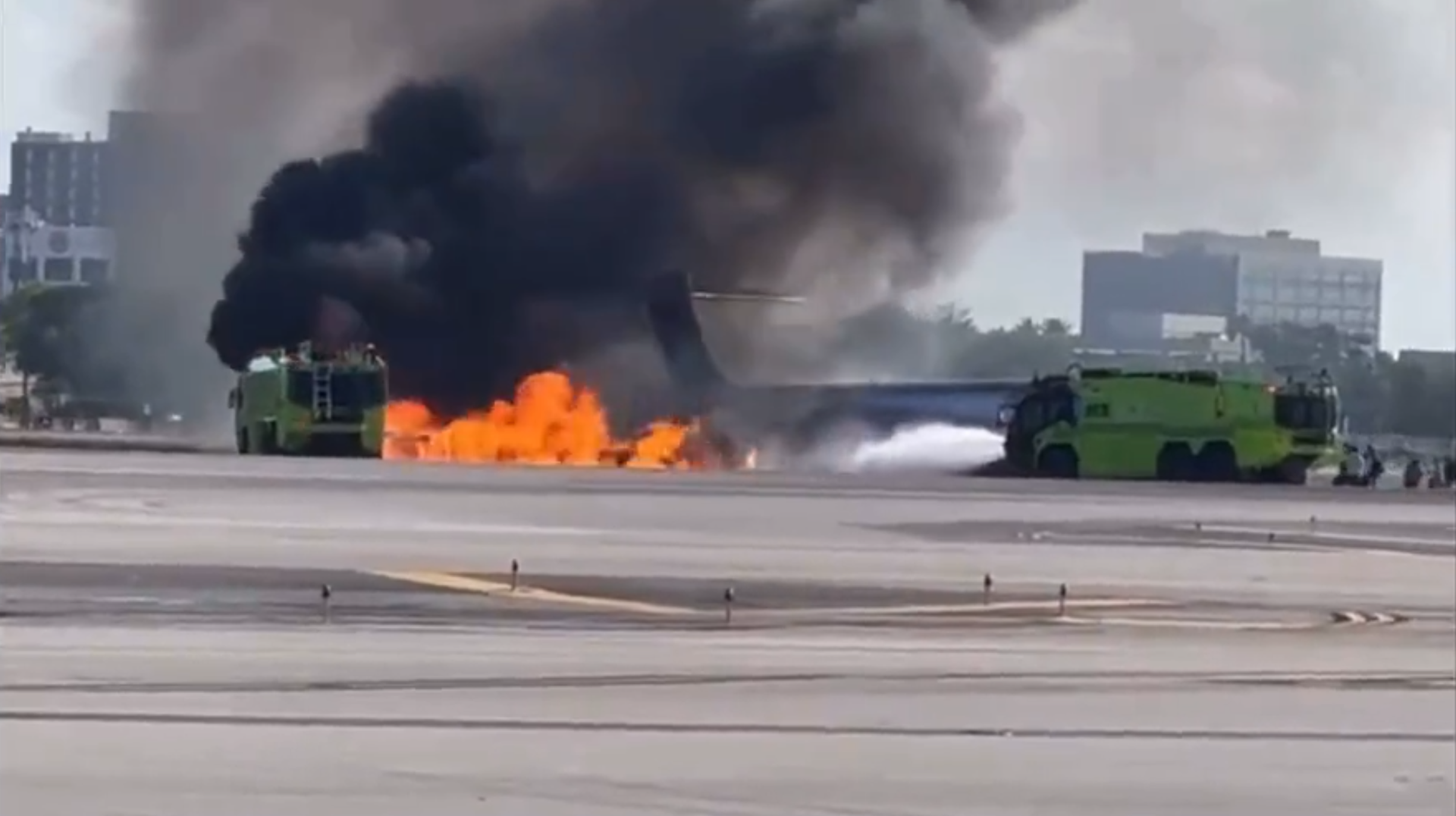 A Red Air flight arriving at Florida's Miami International Airport from the Dominican Republic caught fire late Tuesday after a landing gear malfunction. Three travelers were transported to a local hospital for minor injuries. A Red Air flight arriving at Florida's Miami International Airport from the Dominican Republic caught fire late Tuesday after a landing gear malfunction. Three travelers were transported to a local hospital for minor injuries. - Sputnik International, 1920, 26.08.2022