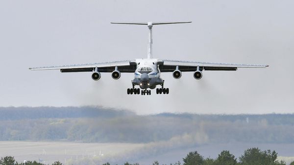 Il-76MD transport aircraft of the air group of the Eastern Military District of the Russian Armed Forces returns to the airfield - Sputnik International