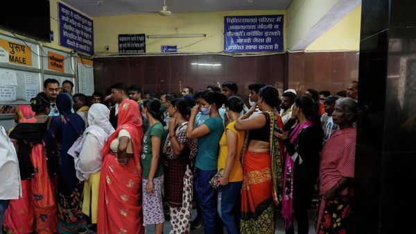 People crowd the registration counter at Tej Bahadur Sapru Hospital in Prayagraj, Uttar Pradesh state, India, Thursday, June 23, 2022. People crowd the registration counter at Tej Bahadur Sapru Hospital in Prayagraj, Uttar Pradesh state, India, Thursday, June 23, 2022. - Sputnik International