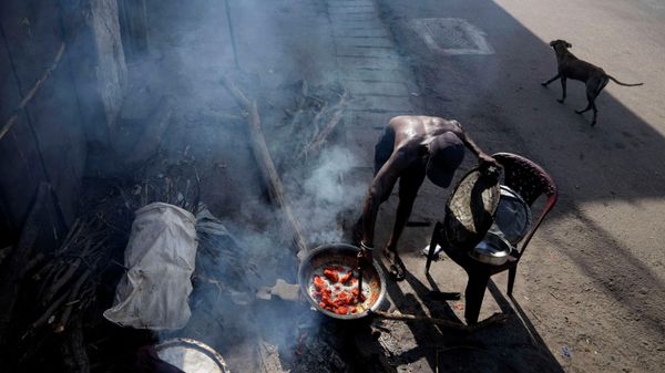 A man cooks food with firewood for his roadside eatery, amid shortage of cooking gas in Colombo, Sri Lanka, Thursday, June 23, 2022. - Sputnik International