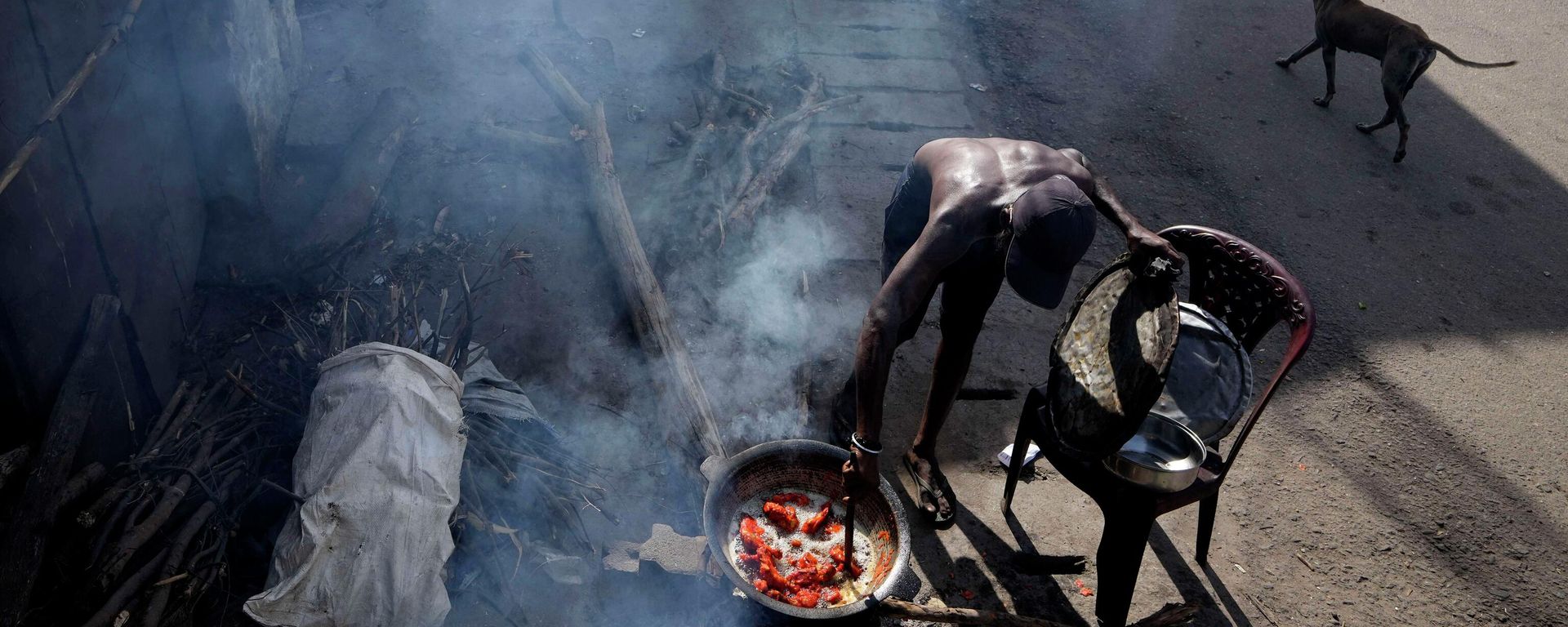 A man cooks food with firewood for his roadside eatery, amid shortage of cooking gas in Colombo, Sri Lanka, Thursday, June 23, 2022. - Sputnik International, 1920, 24.06.2022