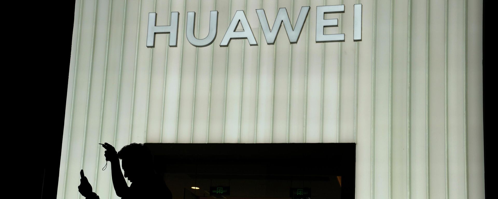 Visitors to a mall walk past a Huawei store in Beijing, China, on Aug. 26, 2021. Visitors to a mall walk past a Huawei store in Beijing, China, on Aug. 26, 2021. - Sputnik International, 1920, 25.11.2022