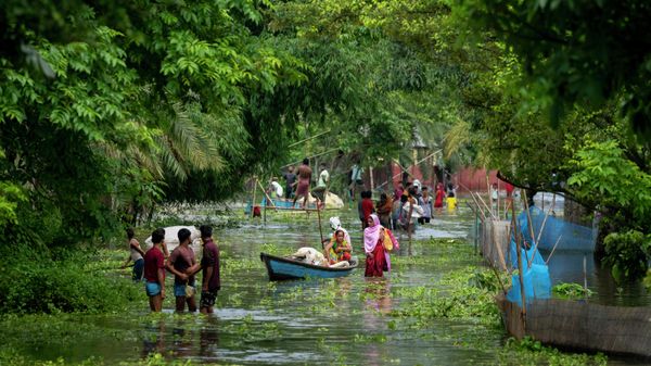 Flood-affected people move towards safer grounds from marooned Tarabari village, west of Gauhati, in the northeastern Indian state of Assam, Monday, June 20, 2022. Flood-affected people move towards safer grounds from marooned Tarabari village, west of Gauhati, in the northeastern Indian state of Assam, Monday, June 20, 2022. - Sputnik International