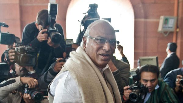 Indian Railway Minister Mallikarjun Kharge arrives at Parliament to present the Interim Railway Budget in New Delhi on February 12, 2014 Indian Railway Minister Mallikarjun Kharge arrives at Parliament to present the Interim Railway Budget in New Delhi on February 12, 2014 - Sputnik International
