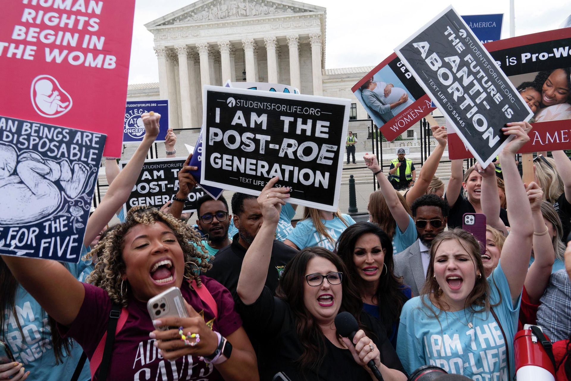 Demonstrators gather outside the Supreme Court in Washington, Friday, June 24, 2022. The Supreme Court has ended constitutional protections for abortion that had been in place nearly 50 years, a decision by its conservative majority to overturn the court's landmark abortion cases. (AP Photo/Jose Luis Magana) - Sputnik International, 1920, 25.06.2022