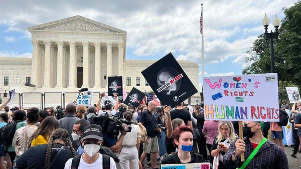 Protests outside the Supreme Court in Washington DC as Roe v Wade overturned Protests outside the Supreme Court in Washington DC as Roe v Wade overturned - Sputnik International