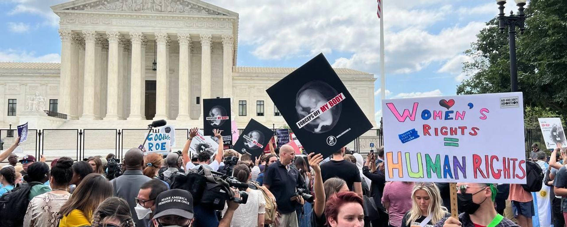 Protests outside the Supreme Court in Washington DC as Roe v Wade overturned - Sputnik International, 1920, 24.06.2022