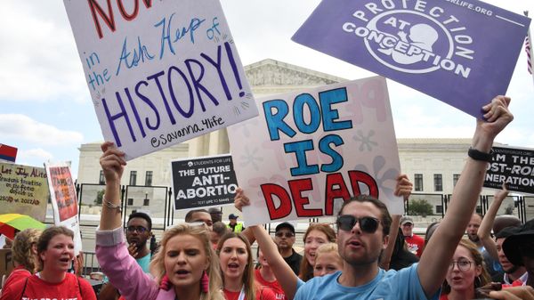 Pro-life supporters celebrate outside the US Supreme Court in Washington, DC, on June 24, 2022.  - Sputnik International