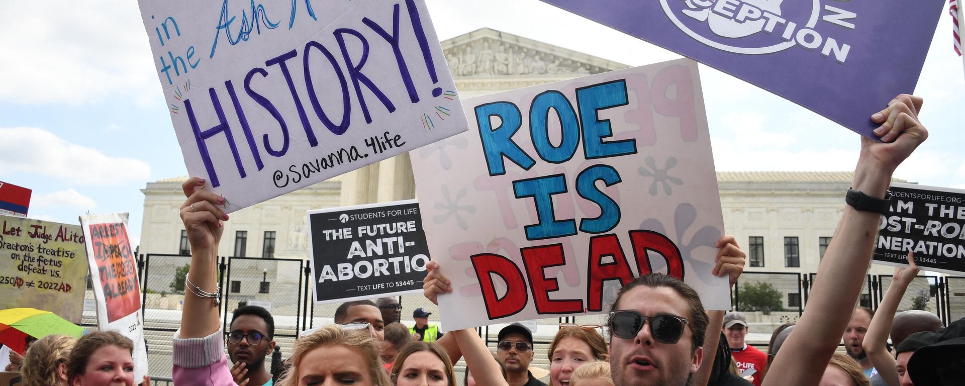 Pro-life supporters celebrate outside the US Supreme Court in Washington, DC, on June 24, 2022.  - Sputnik International, 1920, 24.06.2022