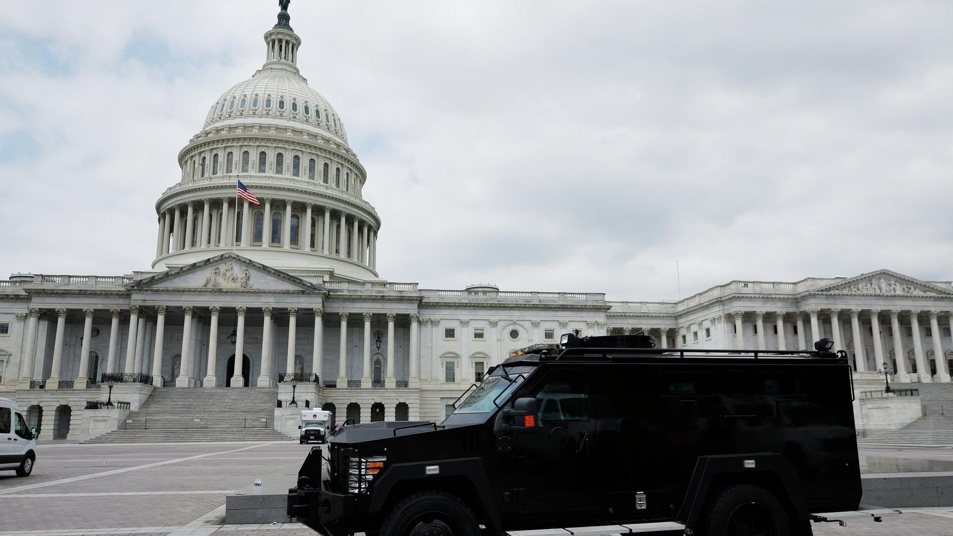 WASHINGTON, DC - JUNE 23: An armored police vehicle is positioned on the plaza between the U.S. Capitol and the Supreme Court after the court handed down its decision in Dobbs v Jackson Women's Health on June 24, 2022 in Washington, DC. WASHINGTON, DC - JUNE 23: An armored police vehicle is positioned on the plaza between the U.S. Capitol and the Supreme Court after the court handed down its decision in Dobbs v Jackson Women's Health on June 24, 2022 in Washington, DC. - Sputnik International, 1920, 28.06.2022