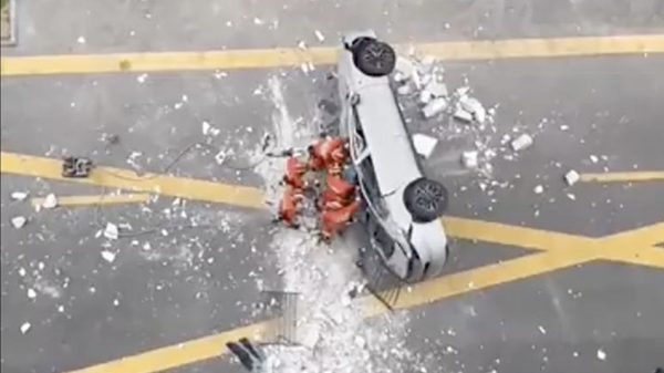 Nio Electric Car Falls out of Shanghai Company Building  - Sputnik International