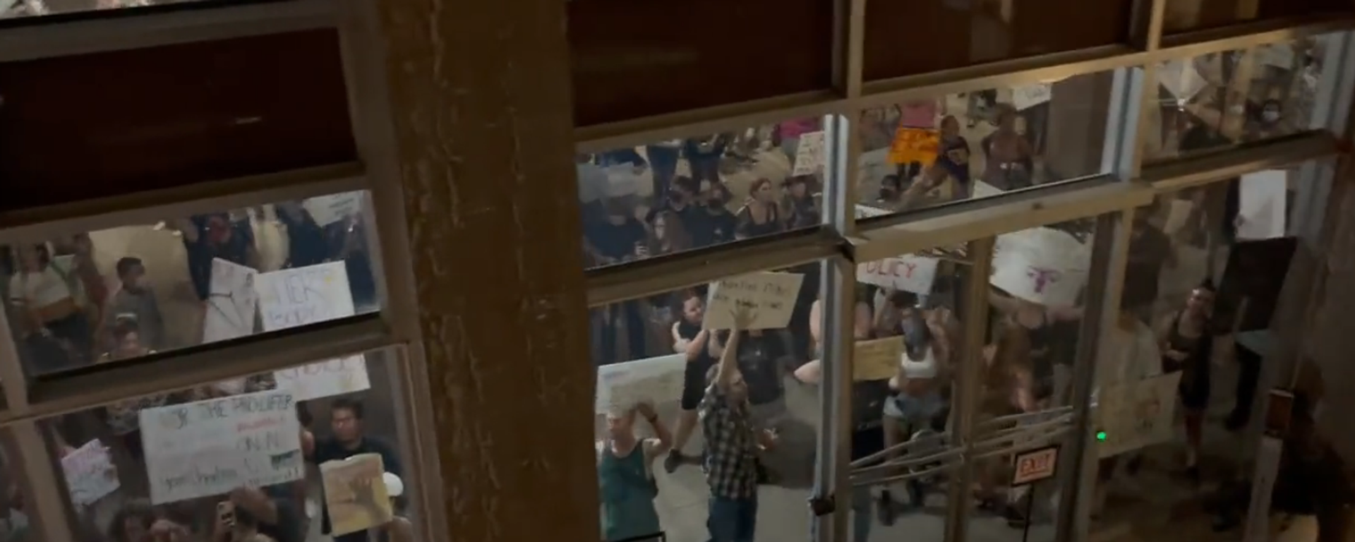 A screenshot of a video, depicting pro-abortion protests outside the State Senate in Phoenix, Arisona. - Sputnik International, 1920, 25.06.2022