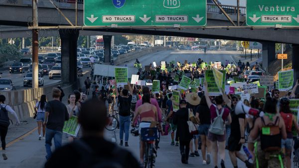 Protesters march northbound on the 110 Freeway to denounce the Supreme Court's decision in the Dobbs v Jackson Women's Health case on June 24, 2022 in Los Angeles, California.  - Sputnik International