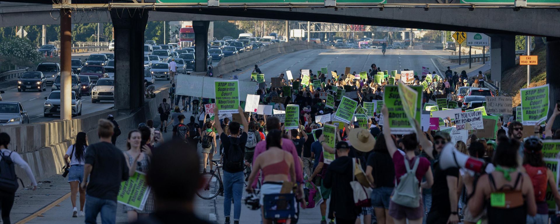 Protesters march northbound on the 110 Freeway to denounce the Supreme Court's decision in the Dobbs v Jackson Women's Health case on June 24, 2022 in Los Angeles, California. Protesters march northbound on the 110 Freeway to denounce the Supreme Court's decision in the Dobbs v Jackson Women's Health case on June 24, 2022 in Los Angeles, California. - Sputnik International, 1920, 26.06.2022