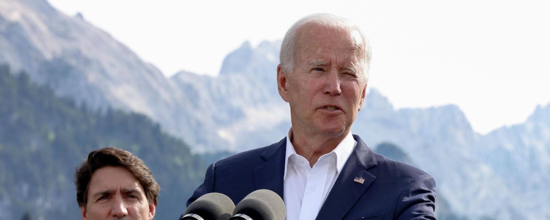 U.S. President Joe Biden speaks next to Canadian Prime Minister Justin Trudeau during the first day of the G7 leaders' summit at Bavaria's Schloss Elmau castle, near Garmisch-Partenkirchen, Germany, Sunday,  June 26, 2022.  - Sputnik International, 1920, 29.11.2022