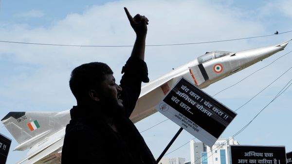 A Congress party worker protests against a new short-term government recruitment scheme for the military, in Mumbai, India, Saturday, June 18, 2022. - Sputnik International