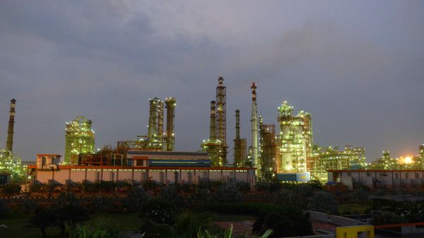 This Photograph taken on October 4, 2016 shows an Indian Oil Refinery of Essar Oil at Vadinar village, near Jamnagar, some 380 kms. from Ahmedabad. - Sputnik International