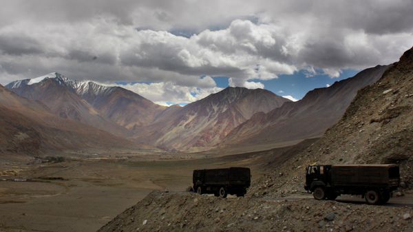 In this Sept. 14, 2017, file photo, Indian army trucks drive near Pangong Tso lake near the India China border in India's Ladakh area. - Sputnik International