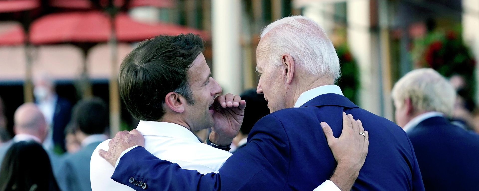 French President Emmanuel Macron whispers to U.S. President Joe Biden following their dinner at the G7 Summit in Elmau, Germany, Sunday, June 26, 2022. - Sputnik International, 1920, 18.08.2023