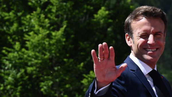 Президент Франции Эммануэль Макрон приветствует журналистов на саммите G7 в Германии - Sputnik International