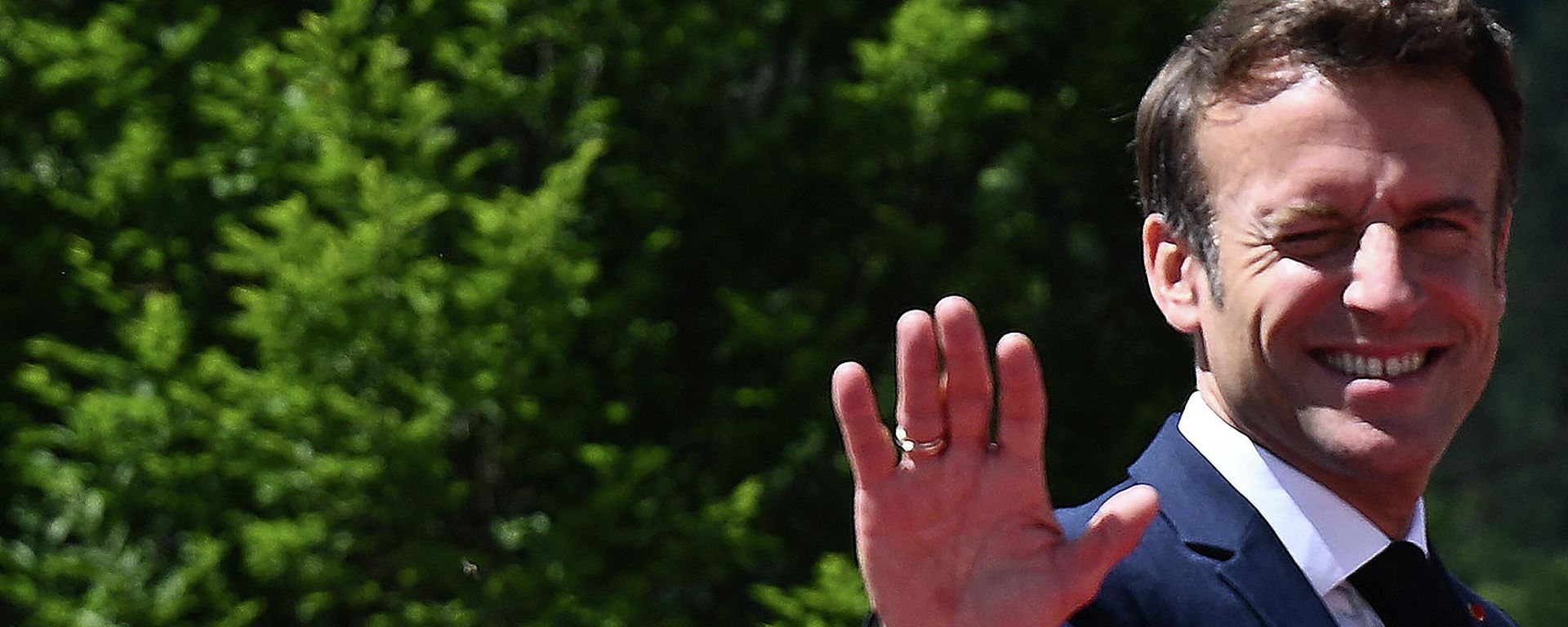 Президент Франции Эммануэль Макрон приветствует журналистов на саммите G7 в Германии - Sputnik International, 1920, 11.07.2022
