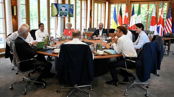 (From C, clockwise) Germany's Chancellor Olaf Scholz, US President Joe Biden, Britain's Prime Minister Boris Johnson, Japan's Prime Minister Fumio Kishida, European Commission President Ursula von der Leyen, European Council President Charles Michel, Italy's Prime Minister Mario Draghi, Canada's Prime Minister Justin Trudeau and France's President Emmanuel Macron have taken seat at a round table as Ukraine's President Volodymyr Zelensky addresses G7 leaders via video link during their working session on June 27, 2022 at Elmau Castle, southern Germany, where the German Chancellor hosts a summit of the Group of Seven rich nations (G7). - Sputnik International
