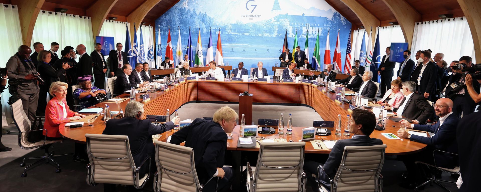A general view of the G7 leaders meeting with outreach guests for the working session of the G7 leaders summit at Castle Elmau in Kruen, near Garmisch-Partenkirchen, Germany, on Monday, June 27, 2022 - Sputnik International, 1920, 27.06.2022