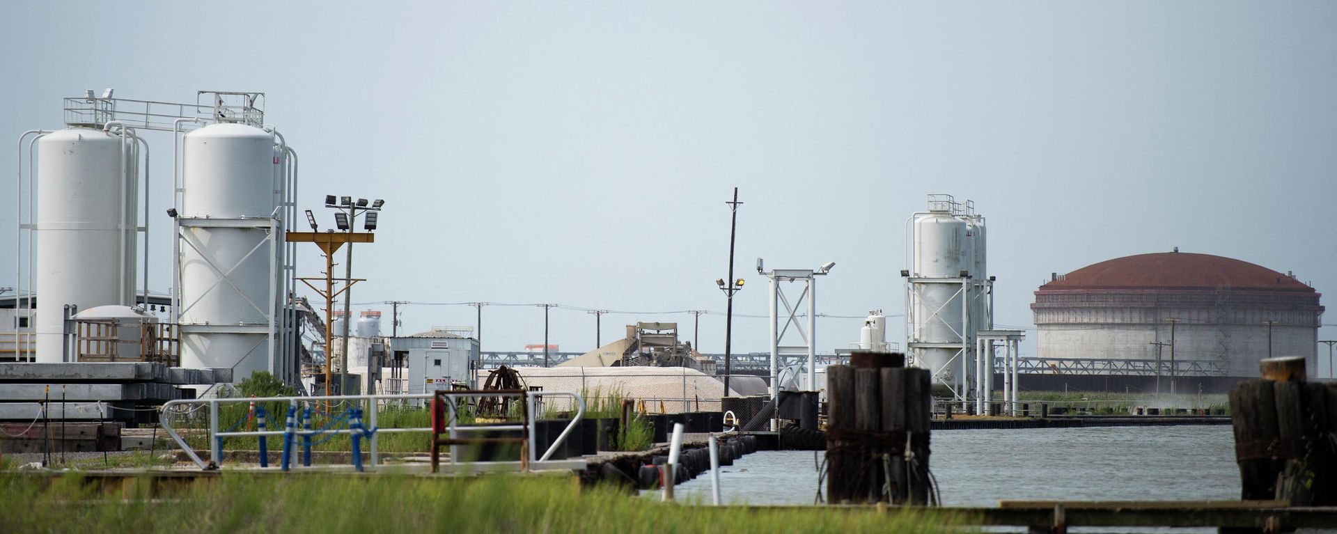An LNG processing plant is seen in Cameron, Louisiana on August 26, 2020 - Sputnik International, 1920, 27.06.2022
