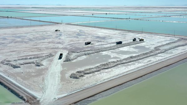 Aerial view of trucks loading brine from the evaporation pools of the new state-owned lithium extraction complex, in the southern zone of the Uyuni Salt Flat, Bolivia, on July 10, 2019 - Sputnik International